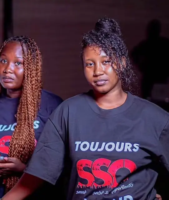 Deux jeunes femmes en t-shirts SSO noirs à la soirée