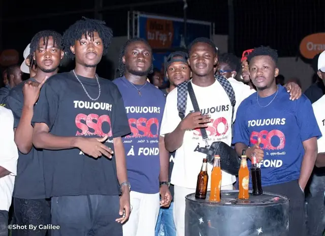 Groupe de fans en t-shirts SSO à la soirée de lancement