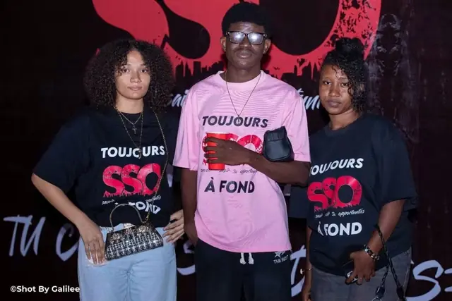 Trois amis en t-shirts SSO devant le mur du photocall