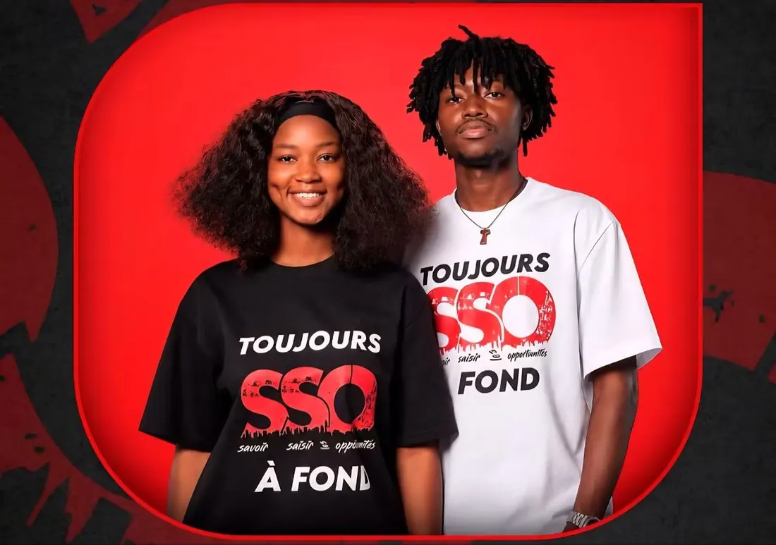 T-shirts noir et blanc Toujours SSO à fond sur fond rouge