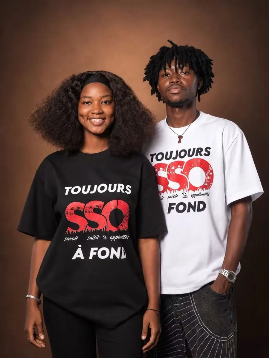 T-shirt noir Toujours SSO à fond porté en studio