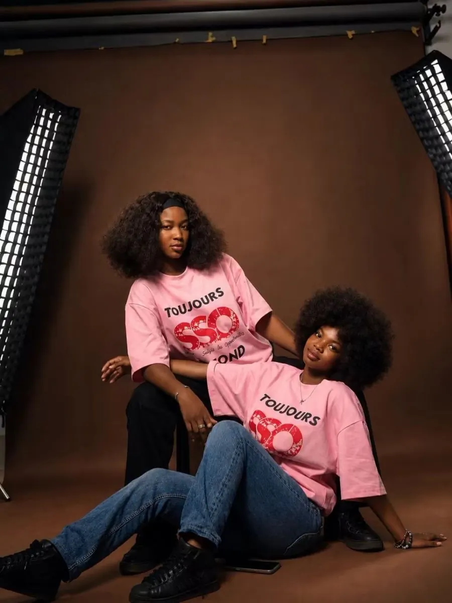 Deux femmes en t-shirts roses Toujours SSO à fond en studio